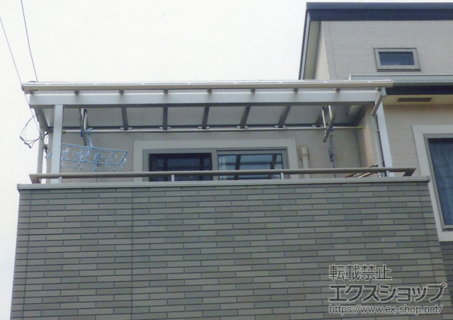 埼玉県川口市ののバルコニー・ベランダ屋根 ヴェクターテラス R型 1500 屋根タイプ 単体 積雪〜50cm対応+ 吊下げ式物干し 標準2入 施工例