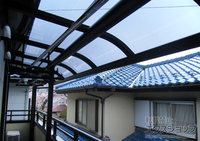 埼玉県狭山市ののバルコニー・ベランダ屋根 プレシオステラス R型 屋根タイプ 連棟 積雪〜20cm対応+吊下げ式物干し 標準 2本入 施工例