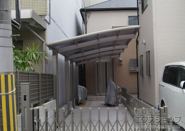 京都府京都市のLIXIL リクシル（トステム）のカーポート カーブポートシグマIII  縦連棟　積雪〜30cm対応 施工例