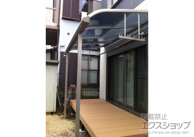 神奈川県高座郡寒川町ののテラス屋根 プレシオステラス R型 テラスタイプ 単体 積雪〜20cm対応+吊下げ式物干し 標準2本入 施工例