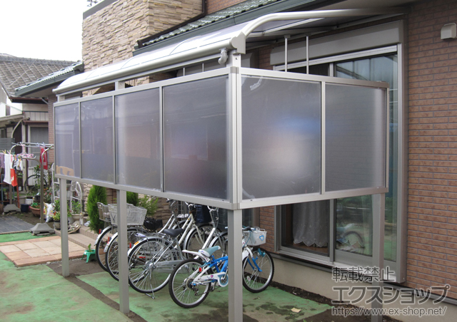 栃木県小山市ののテラス屋根 ヴェクター R型 テラスタイプ 単体 積雪〜20cm対応+前面パネル+側面パネル+吊り下げ物干し 標準 2本入 施工例