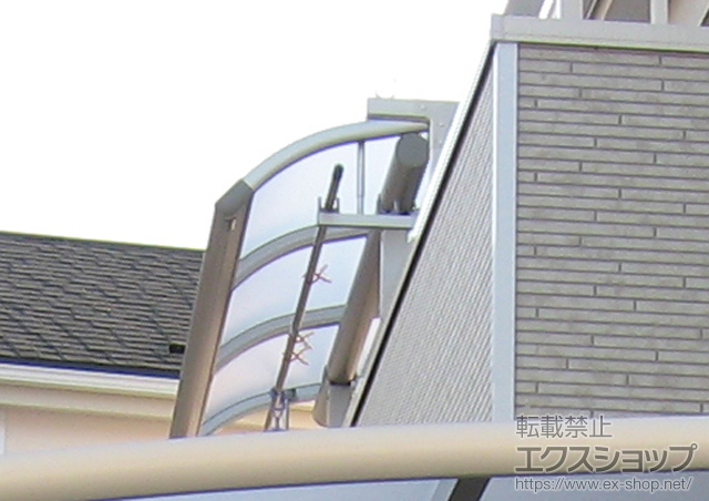 滋賀県大津市ののバルコニー・ベランダ屋根 ヴェクターテラス R型 屋根タイプ 単体　積雪〜20cm対応+吊り下げ物干し　標準　2本入 施工例