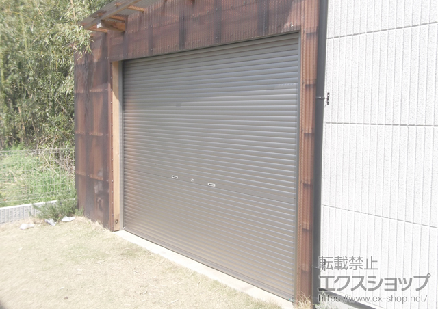 神奈川県中郡大磯町のLIXIL リクシル（トステム）のガレージシャッター ガレージシャッタークワトロ 手動式 内部付タイプ 施工例