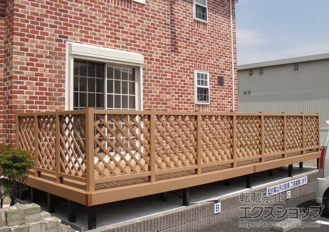茨城県石岡市ののウッドデッキ リウッドデッキ 200 連棟 +リウッドデッキフェンス 2型＜ラチス格子＞ 施工例