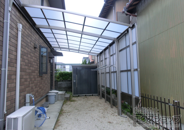 三重県四日市市のLIXIL リクシル（トステム）のカーポート ルーフポートシグマIII 積雪〜30cm対応+サイドパネル+収納式物干し 標準 2本入 施工例