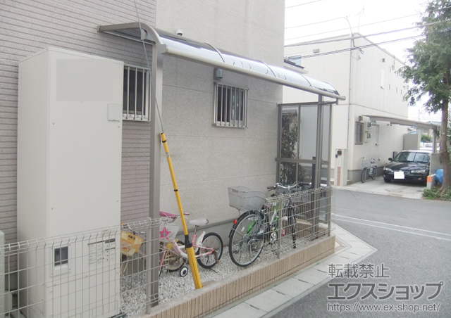 千葉県鎌ケ谷市のLIXIL リクシル（トステム）のテラス屋根 ライザーテラスII R型 テラスタイプ 単体 積雪〜20cm対応+側面スクリーン 2段仕様 施工例