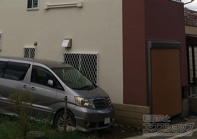 埼玉県川口市のLIXIL リクシル（トステム）のガレージシャッター ガレージシャッタークワトロ 電動式 外部付 単窓 施工例