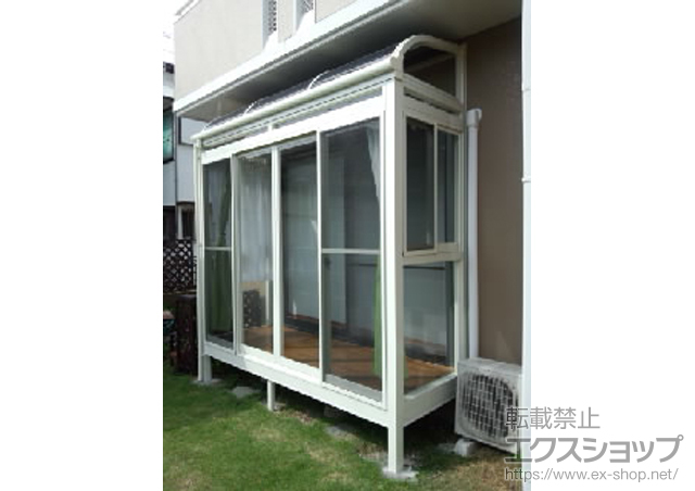 神奈川県藤沢市のLIXIL リクシル（トステム）のテラス囲い・サンルーム ほせるんですII R型 床納まり ランマ付 積雪対応〜20?+カーテンレールセット+網戸 施工例
