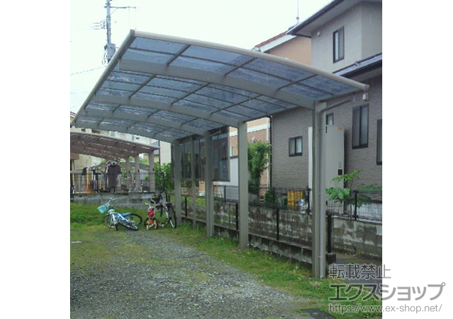 福岡県みやま市ののカーポート プレシオスポート 縦連棟 積雪〜20cm対応+サイドパネル+収納式物干しセット2型 2本入 施工例