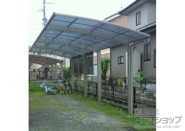 福岡県みやま市のValue Selectのカーポート プレシオスポート 縦連棟 積雪～20cm対応+サイドパネル+収納式物干しセット2型 2本入 施工例