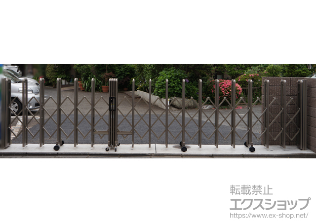 東京都国分寺市ののカーゲート アルテンダ U型 両開き親子 キャスタータイプ（固定式直進型） 施工例