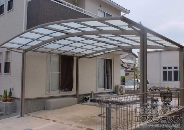 広島県東広島市のLIXIL リクシル（トステム）のカーポート カーブポートシグマIII ワイド 積雪〜30cm対応 施工例