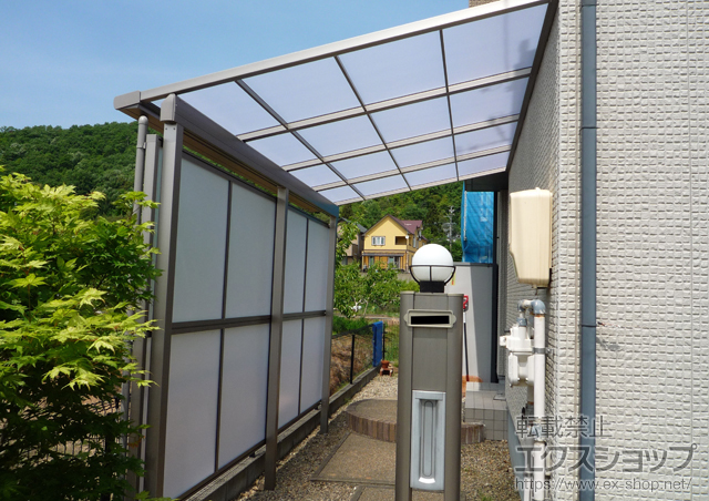 岐阜県岐阜市のLIXIL リクシル（トステム）のテラス屋根 ライザーテラスII F型 テラスタイプ 単体 積雪〜20ｃｍ対応+前面スクリーン 施工例