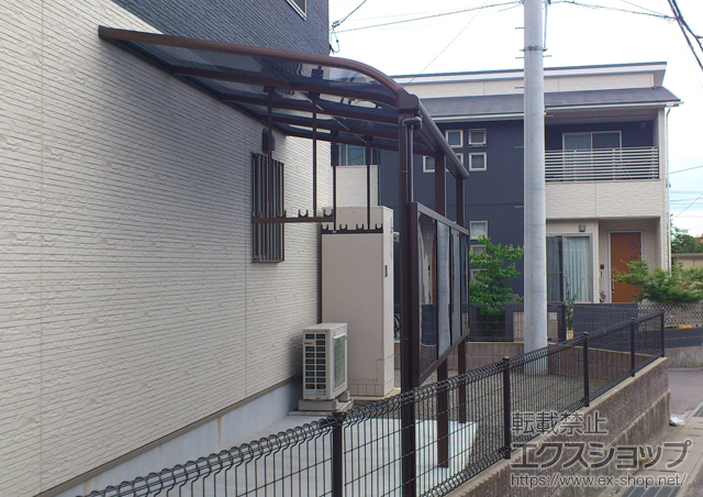 愛媛県新居浜市ののテラス屋根 プレシオステラス R型 テラスタイプ 単体 積雪〜20cm対応+前面パネル+屋根ふき材補強部品+吊り下げ物干し ロング 2本入 施工例