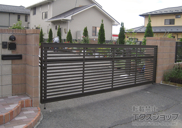 宮城県栗原市のLIXIL リクシル（トステム）のカーゲート ワイドオーバードアS3型 電動式+ワイドオーバードアS3型 追加リモコン 施工例
