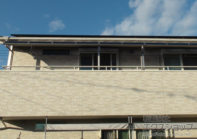 長崎県大村市ののバルコニー・ベランダ屋根 プレシオステラス R型 屋根タイプ 連棟 積雪〜20cm対応+吊下げ式物干し 標準 2本入 施工例