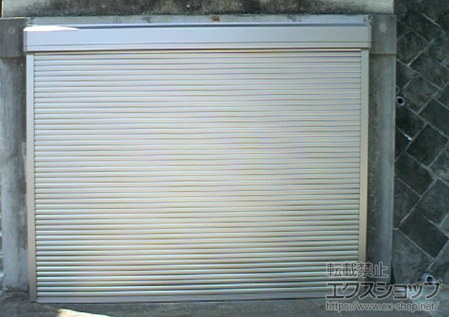 東京都八王子市のLIXIL リクシル（トステム）のガレージシャッター ガレージシャッタークワトロ 電動タイプ 外部付 施工例