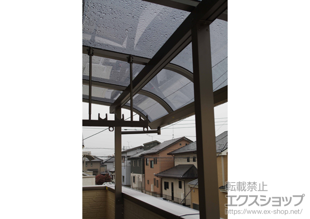 埼玉県南埼玉郡白岡町のLIXIL リクシル（トステム）のバルコニー・ベランダ屋根 ライザーテラスII R型 屋根タイプ 連棟 積雪〜20cm対応+吊り下げ物干し 標準 2本入り 施工例
