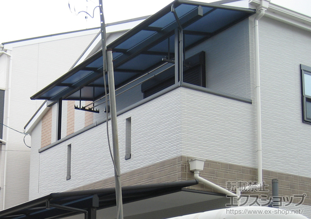 大阪府大阪市ののバルコニー・ベランダ屋根 ヴェクターテラス F型 屋根タイプ 単体 積雪〜20cm対応+吊り下げ物干し　標準　2本入 施工例