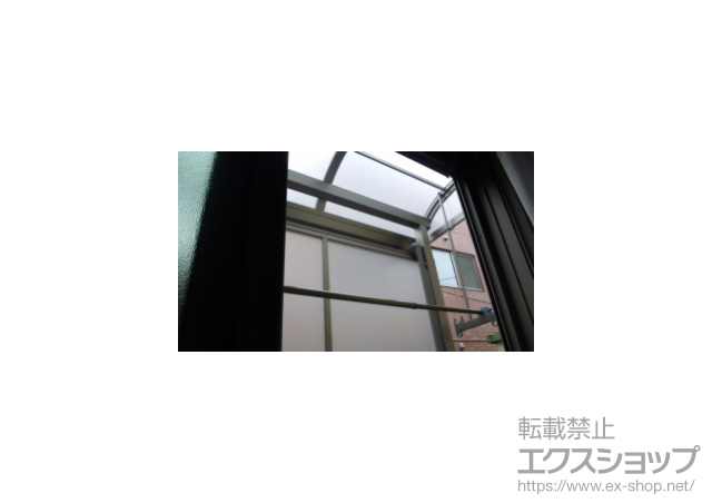 神奈川県横浜市のLIXIL リクシル（トステム）のテラス屋根 ライザーテラスII R型 テラスタイプ 単体 積雪〜20cm対応+前面スクリーン 1段用仕様+側面スクリーン 2段仕様+側面ランマパネル R型用+物干し 施工例