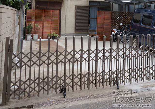 大阪府大阪市ののカーゲート トリップゲート ペットガード型 ノンレール 両開き 施工例