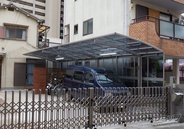 大阪府大阪市ののカーポート レイナポート 縦連棟 積雪〜20?対応+縦連棟 サイドパネル+収納式物干しセット2型×2 施工例