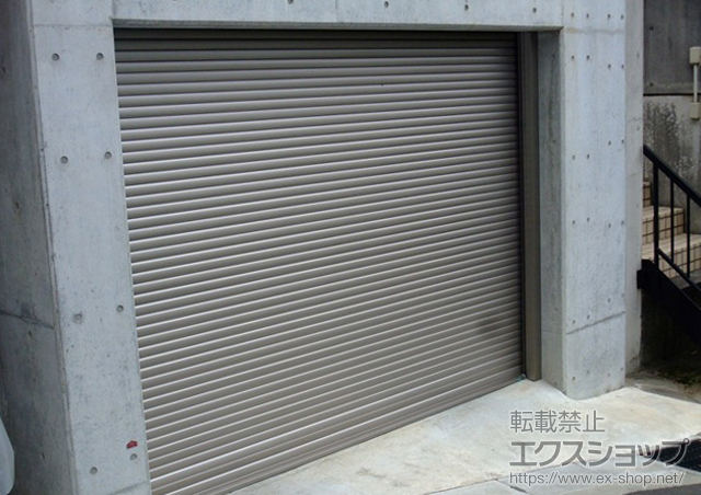 神奈川県横浜市のLIXIL リクシル（トステム）のガレージシャッター ガレージシャッタークワトロ 電動式 内部取付 施工例