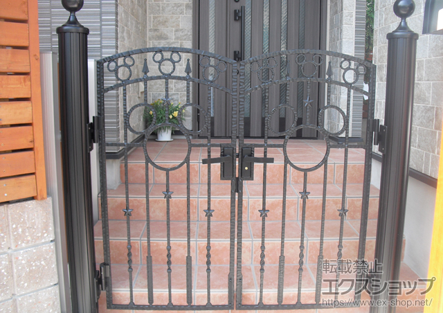 愛知県名古屋市のLIXIL リクシル(新日軽)の門扉 ディズニー門扉ミッキーA型 両開き 丸門柱仕様 施工例