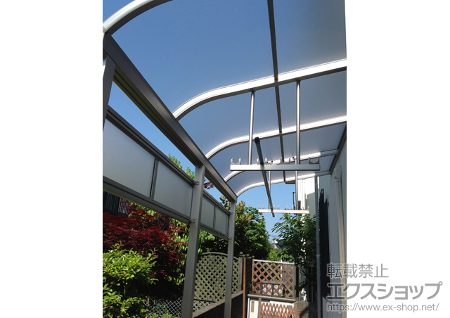 神奈川県横浜市ののテラス屋根 ヴェクターテラス R型 テラスタイプ 単体 積雪〜20cm対応+吊下げ式物干し ロング 2本入+前面パネル 1段仕様 施工例