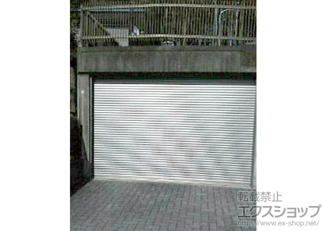 岐阜県瑞浪市のLIXIL リクシル（トステム）のガレージシャッター ガレージシャッタークワトロ 電動式 内部付けタイプ 単窓 施工例