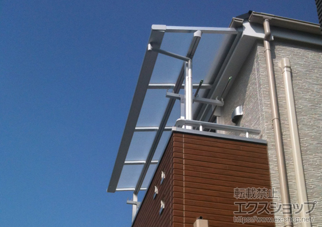 東京都板橋区のLIXIL リクシル（トステム）のテラス屋根 ライザーテラスII F型 テラスタイプ 単体 積雪〜20cm対応+壁付け物干し 標準2本入 施工例