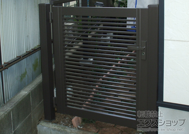 神奈川県相模原市のの門扉 プリレオ R1型 片開き 柱使用
扉1枚（W×H）=（900mm×1,000mm） 施工例