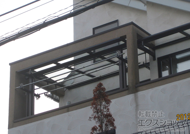 神奈川県横浜市ののバルコニー・ベランダ屋根 メニーウェル 2階設置 F2UA型 積雪〜20cm対応+吊下げ型竿掛け ショート2本入 施工例