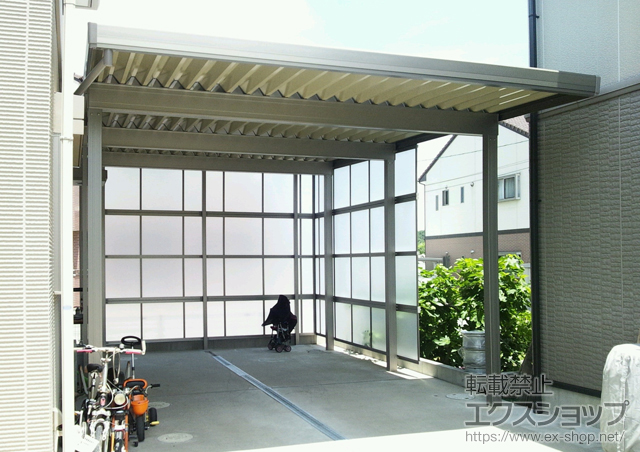 愛知県大府市のLIXIL リクシル（トステム）のカーポート テリオスポートIII 1500  奥行延長　積雪対応〜50? 遮光タイプ+背面パネル（クリアマット）+片側面サイドパネル（クリアマット） 施工例