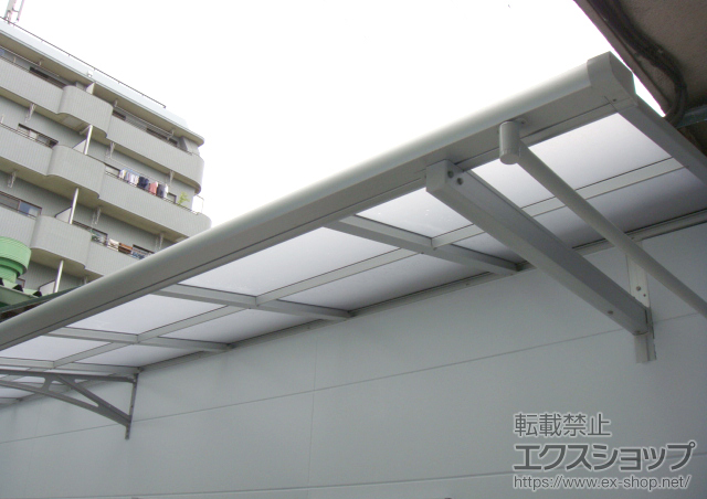 東京都足立区のLIXIL リクシル（トステム）のバルコニー・ベランダ屋根 ライザーテラスII F型 ルーフタイプ 連棟 積雪〜20cm対応 施工例