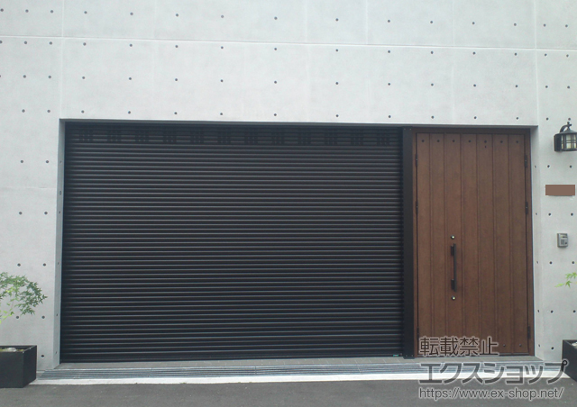 大阪府大阪市のLIXIL リクシル（トステム）のガレージシャッター ガレージシャッタークワトロ 電動式 内部付タイプ 施工例