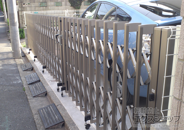 埼玉県さいたま市ののカーゲート アルシャインII PG型R(ペットガード) Aタイプ センターレール 両開き親子 施工例