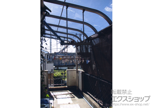 大阪府高槻市のLIXIL リクシル（トステム）のバルコニー・ベランダ屋根 パワーアルファ RB型 屋根タイプ 単体 積雪〜30cm対応+吊り下げ物干し ロング 2本入り 施工例