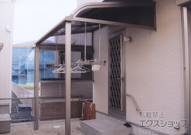 三重県松阪市のLIXIL リクシル（トステム）のテラス屋根 ライザーテラスII R型 テラスタイプ 単体 積雪〜20cm対応+吊り下げ物干し ロング 標準 2本入+側面スクリーン1段+側面ランマパネル 施工例