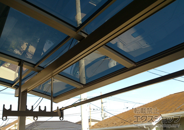 東京都中野区のLIXIL リクシル（トステム）のバルコニー・ベランダ屋根 パワーアルファ L型 屋根タイプ 単体 積雪〜30cm対応+吊下げ物干し 標準2本入 施工例