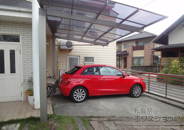 愛媛県西条市のLIXIL リクシル（トステム）のカーポート エックスルーフ 前下がり 積雪〜30cm対応+エックスルーフ 収納式サポート+エックスルーフ 柱ガードセット 施工例