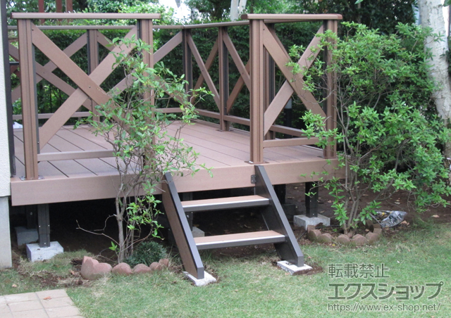 茨城県つくば市のLIXIL リクシル（トステム）のウッドデッキ リコステージII +デッキフェンス（クロスパネルT10・8スパン）+ステップセット2段用 施工例