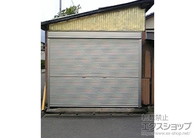 福岡県糟屋郡宇美町のLIXIL リクシル（トステム）のガレージシャッター ガレージシャッタークワトロ 手動式　木造用外部取付 施工例