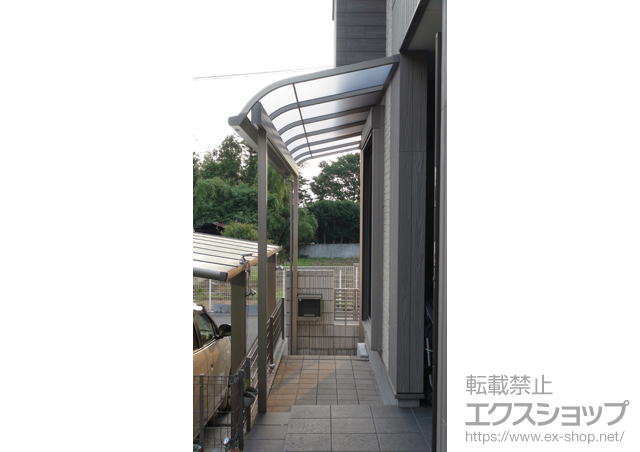 栃木県下都賀郡壬生町のLIXIL リクシル（トステム）のテラス屋根 ライザーテラスII R型 テラスタイプ 単体 積雪〜20cm対応+はね出し納まり用部材一式 施工例