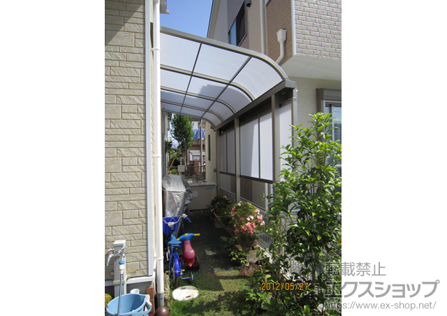 神奈川県小田原市のLIXIL リクシル（トステム）のテラス屋根 ライザーテラスII R型 テラスタイプ 積雪対応〜20?+ 前面スクリーン 施工例