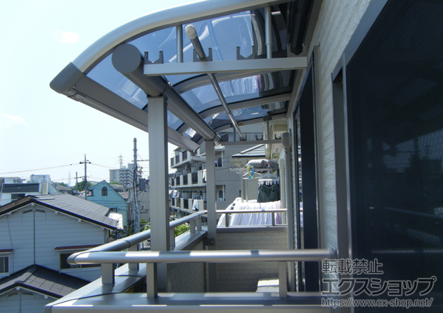 東京都足立区ののバルコニー・ベランダ屋根 プレシオステラス R型 屋根タイプ 単体 積雪〜20cm対応+吊下げ物干し 標準 2本入 施工例
