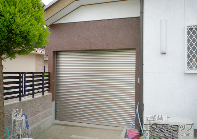 兵庫県姫路市のLIXIL リクシル（トステム）のガレージシャッター ガレージシャッタークワトロ 手動式 内部付タイプ 施工例