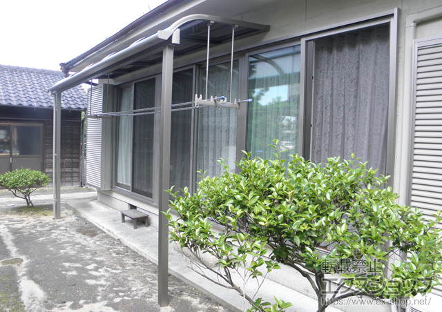 鹿児島県姶良市のLIXIL リクシル（トステム）のテラス屋根 ライザーテラスII R型 テラスタイプ 単体 積雪〜20cm対応+吊り下げ物干し　標準　2本入 施工例