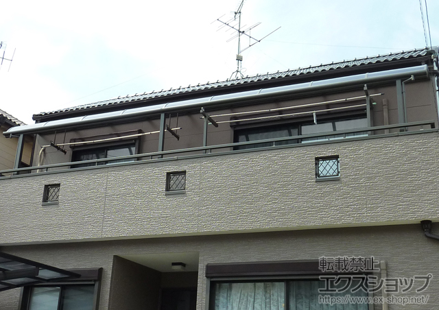 愛知県名古屋市のLIXIL リクシル（トステム）のバルコニー・ベランダ屋根 ライザーテラスII R型 屋根タイプ 連棟　積雪〜20cm対応+吊り下げ物干し 標準 2本入 施工例