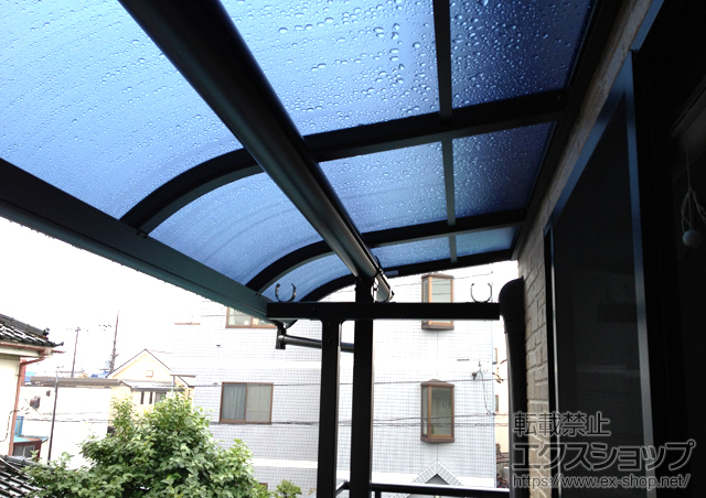 東京都足立区ののバルコニー・ベランダ屋根 プレシオステラス R型 屋根タイプ 連棟 積雪〜20cm対応+吊り下げ式物干し 標準 2本入り 施工例